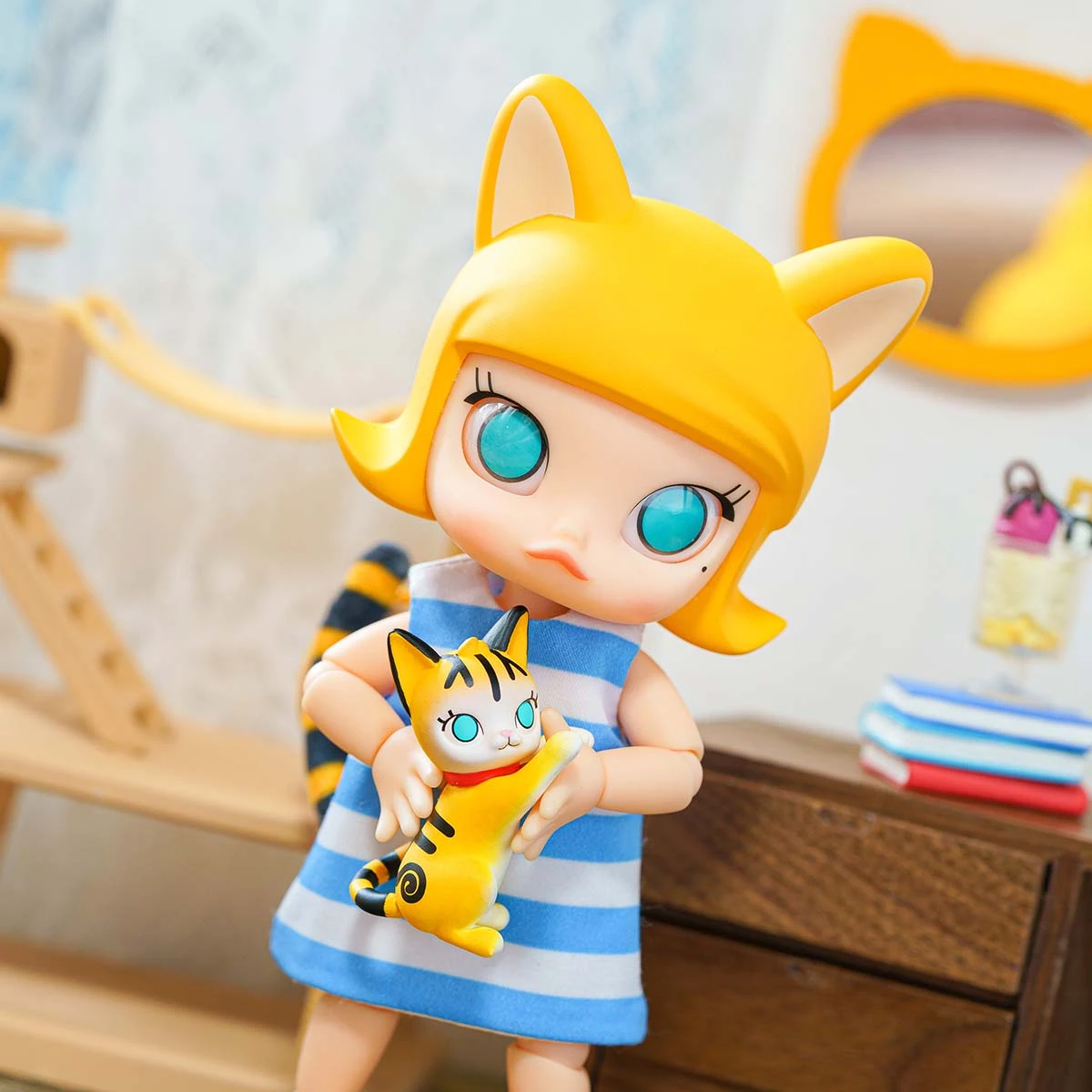 MOLLY Cat In The Box Action Figure 5 MOLLY Cat In The Box Action Figure - Image 5